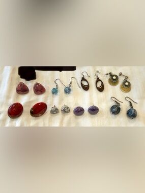 🟢3/$20 - 8 pairs of earrings - dangly and studs
